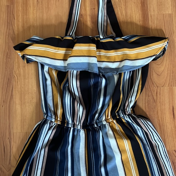 No Boundaries XS (1) striped jumpsuit. - Picture 2 of 4